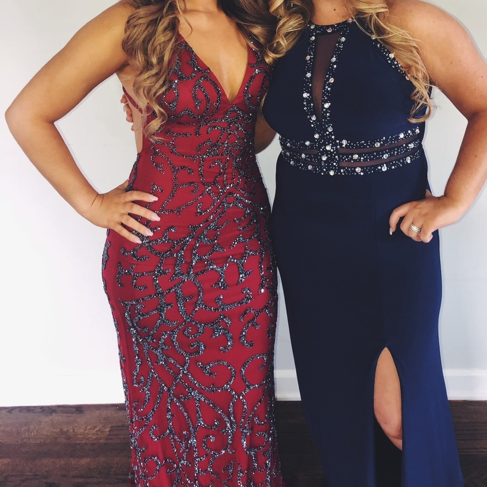 Red Gown - Picture 4 of 9